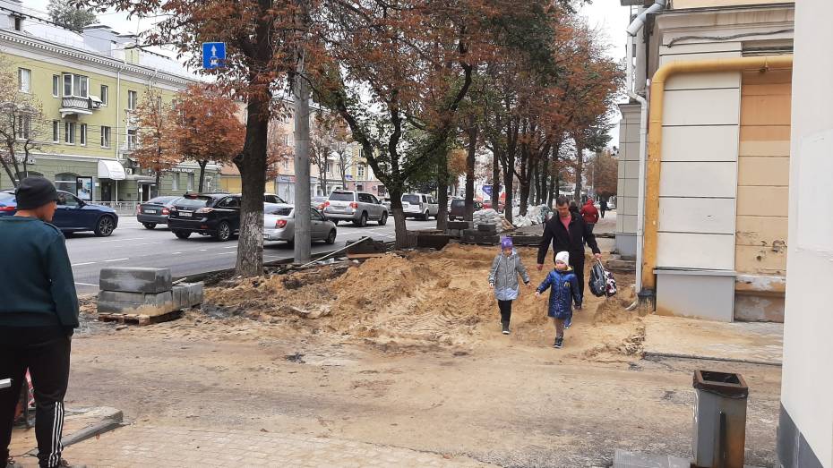 Горожане пожаловались РИА «Воронеж» на ужасное состояние тротуара на «Заставе»