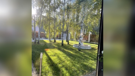 Коттедж с бассейном и фонтаном продают в Воронеже за 99 млн рублей