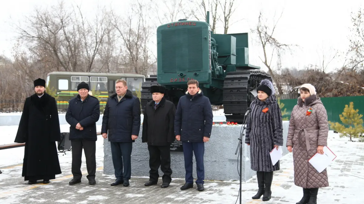 В острогожском селе Урыв-Покровка установили найденный в Дону трактор  «Сталинец»