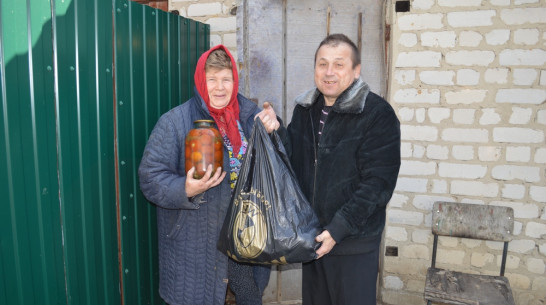 Жители новоусманской деревни обеспечили едой и одеждой переселенцев с Украины