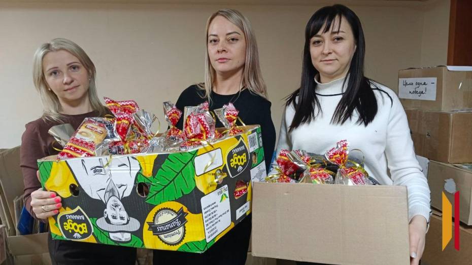 Хохольские волонтеры собрали для участников СВО новогодние подарки