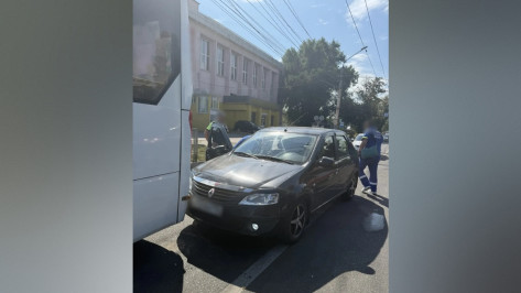 В Воронеже Renault Logan врезался в городской автобус №26: погиб мужчина