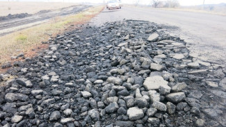 В Кантемировском районе задействованные в строительстве железной дороги большегрузы разбили 30 км дорог