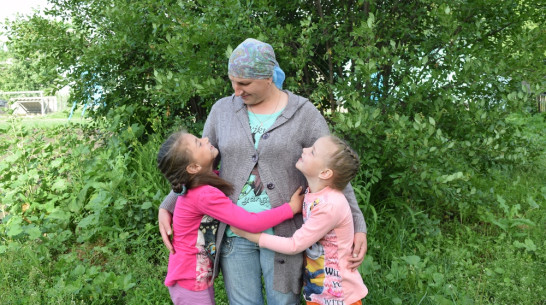 Онкобольная мать-одиночка попросила помощи в сборе двойняшек в школу в Воронежской области