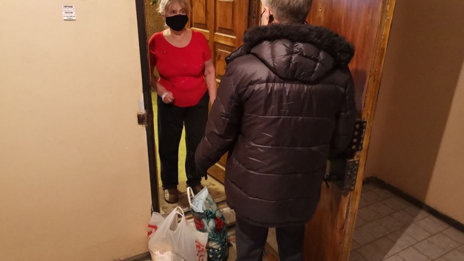Депутат Госдумы Евгений Ревенко развез продукты пожилым воронежцам