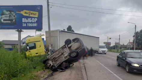 Полиция попросила помощи в поисках виновника массовой аварии с грузовиком под Воронежем