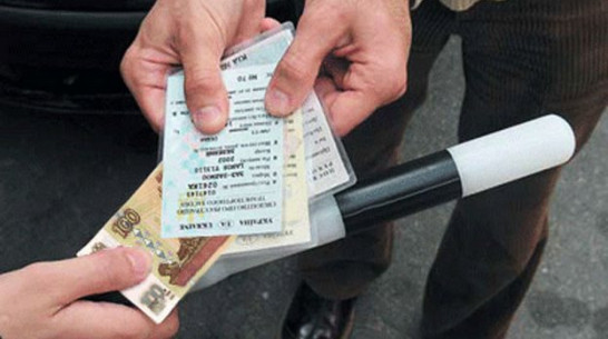 Под Воронежем трое инспекторов ДПС задержаны по подозрению в вымогательстве взятки