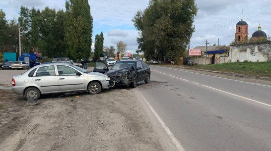 Машина с годовалой девочкой попала в ДТП в Воронежской области