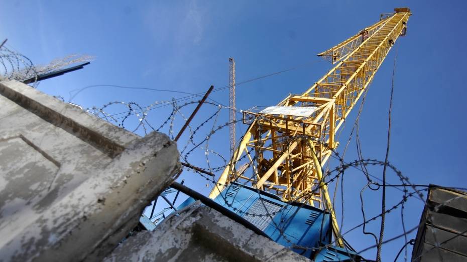 Судебные приставы в Воронеже остановили работу 3 башенных кранов