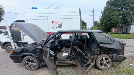 В Воронежской области столкнулись ВАЗ и Ford: пострадали дети
