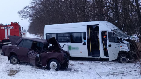 В Воронежской области в ДТП с пассажирской «Газелью» погиб 64-летний водитель «семерки»