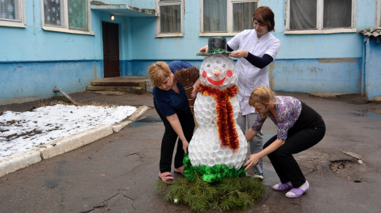 В Россоши снеговика сделали из пластиковых стаканов 