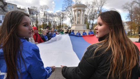 Гигантский 50-метровый флаг России развернули в парке «Орленок» в Воронеже