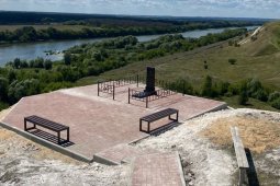 В Лискинском районе благоустроили территорию у мемориала Герою СССР Чолпонбаю Тулебердиеву