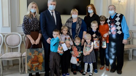 Благодаря воронежскому губернатору семье с 8 детьми помогут со строительством дома