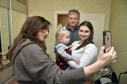 «Какая куколка!» Актриса Алена Хмельницкая навестила воронежскую девочку со СМА