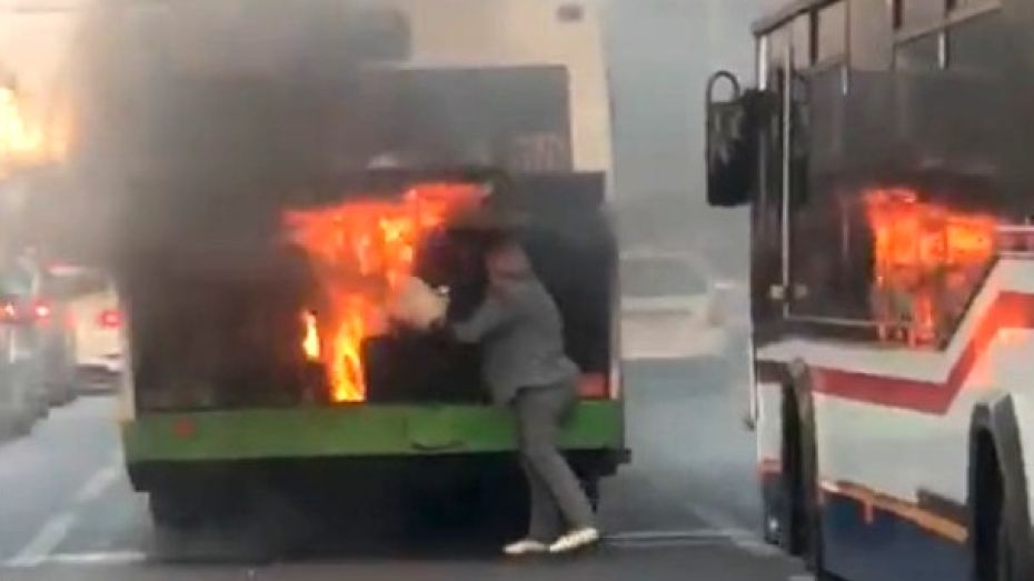 Воронежцы потушили загоревшийся маршрутный автобус