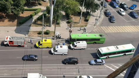 ГИБДД: водитель врезавшегося в столб автобуса в Воронеже почувствовал себя плохо