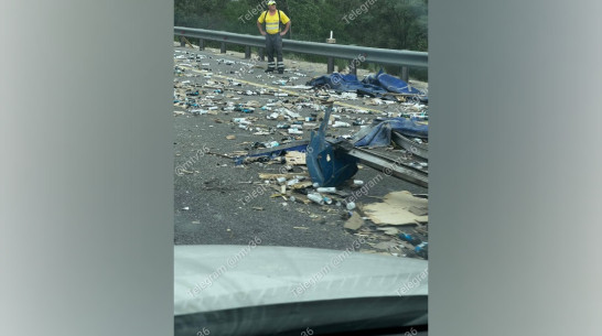 «Свежая авария»: под Воронежем после столкновения фур по трассе рассыпались дезодоранты