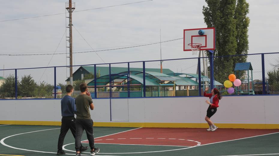 Многофункциональная спортивная площадка появилась в бобровском селе Липовка