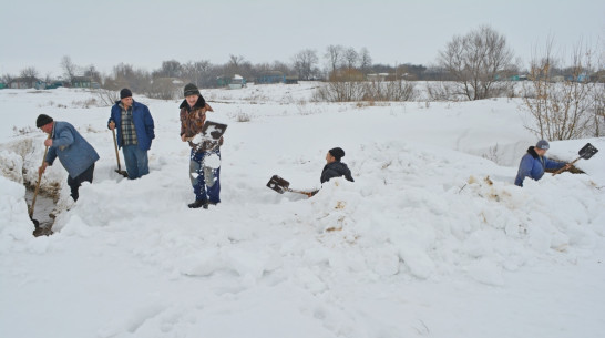 Общественники нижнедевицкого села отвели воду от плотины