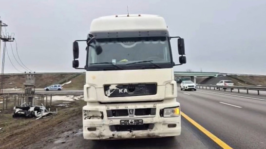 Появилось видео с места жуткого ДТП с КамАЗом и «Окой» в Воронежской области