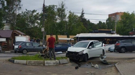 В Воронеже образовалась огромная пробка из-за свалившей столб иномарки