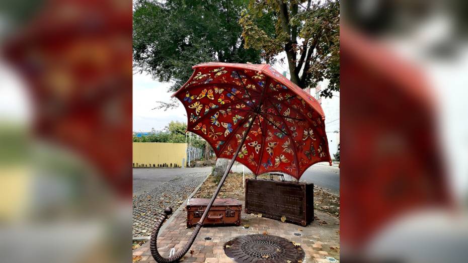 В центре Воронежа заметили новый арт-объект «Зонт»