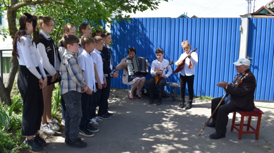 Ольховатские школьники устроили концерт для ветерана ВОВ