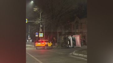 В Воронеже столкнулись легковушка и «Газель»: грузовик перевернулся