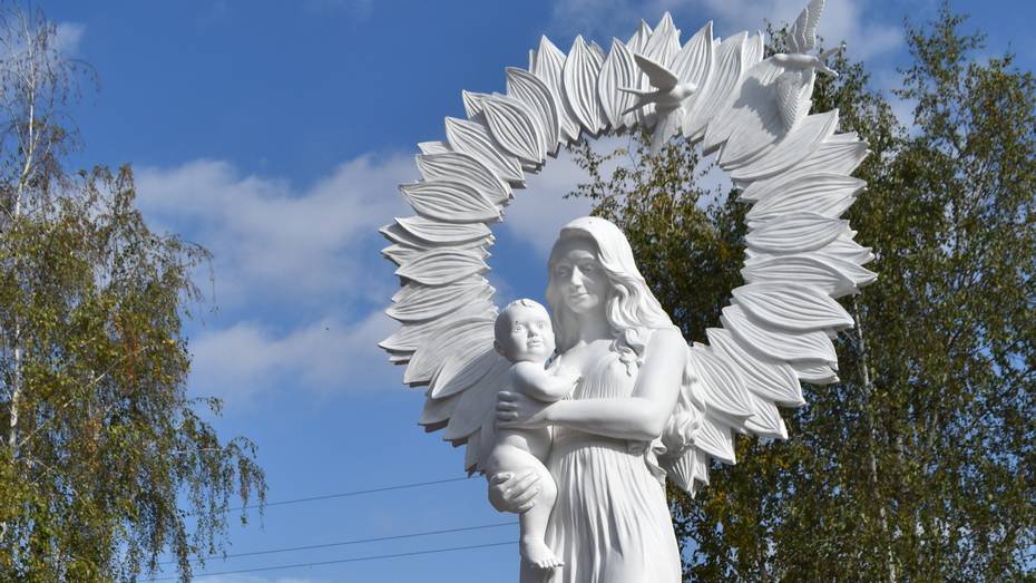 В Калаче открыли скульптурную композицию «Нежность матери»