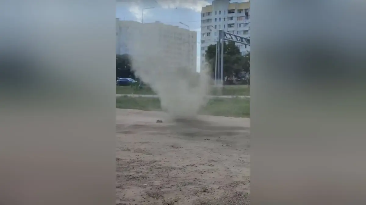 В Воронеже сняли на видео мини-смерч в Шилово