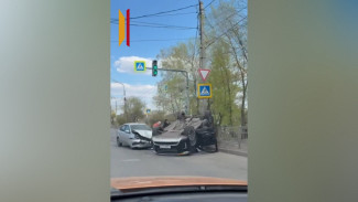 В Воронеже на улице 45-й Стрелковой Дивизии перевернулся автомобиль