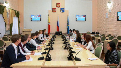 Острогожские школьники и студенты прошли стажировку в районной администрации