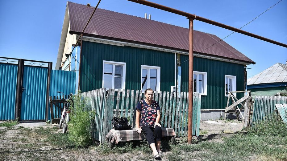 Жители бутурлиновского села Озерки помогли пенсионерам-погорельцам восстановить дом