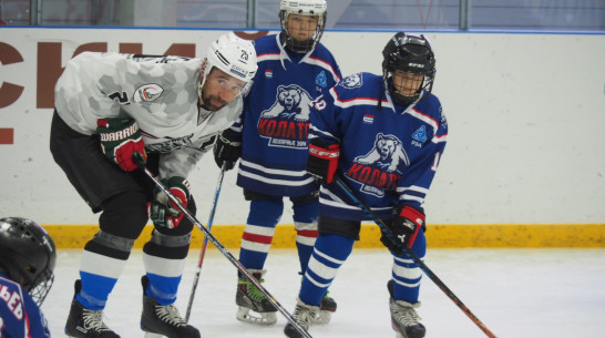 Чемпион мира по хоккею Данис Зарипов провел мастер-класс в Нововоронеже