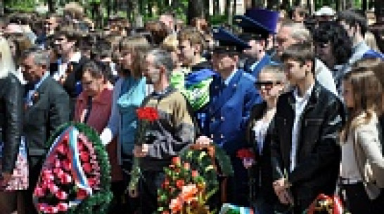 В Павловске участники митинга, посвященного памяти погибших павловчан, прошли через главную площадь города под «Катюшу»