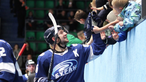 Капитан воронежского «Бурана» Алексей Митрофанов и вратарь Дмитрий Шаров простились с болельщиками