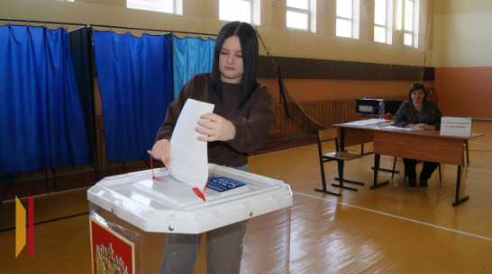 В Боброве впервые проголосовала 18-летняя студентка