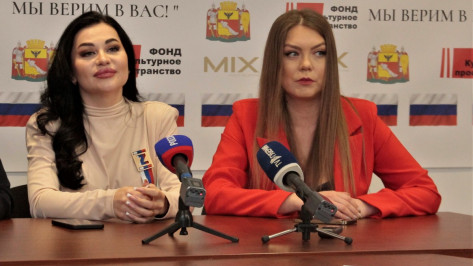 Певицы Оксана Почепа и Евгеника выступили перед ранеными солдатами в воронежском военном госпитале