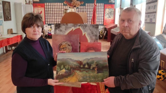 Школьному музею петропавловского села Старая Криуша подарили 6 картин местного художника