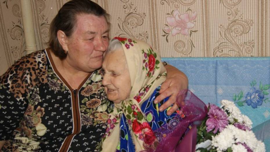 Поворинская пенсионерка заменила соседке родную дочь