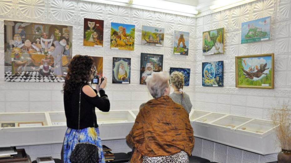 В Павловске открылась выставка художника Алексея Трубчанинова «Дочкины сказки»