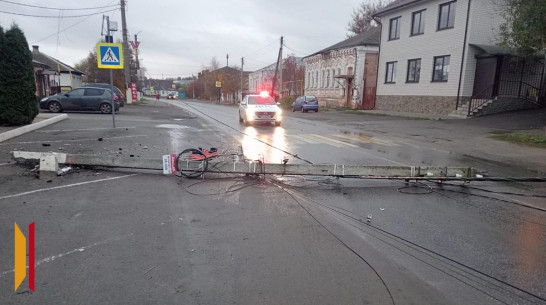 В Богучаре Воронежской области неизвестный водитель сбил опору ЛЭП и обесточил часть улицы