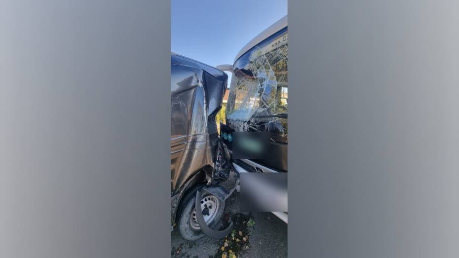 В Воронеже 6 человек пострадали в жестком столкновении автобуса №43 и Ford