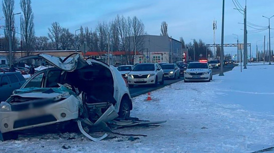 Появились подробности ДТП с влетевшей в столб иномаркой в воронежском Шилово