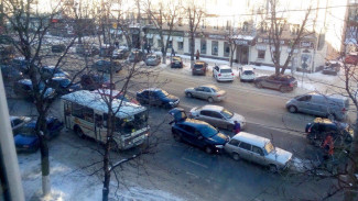 Массовое ДТП с маршруткой спровоцировало пробку в центре Воронежа