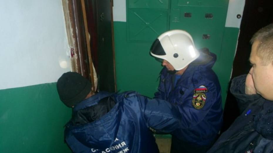 Воронежцы вызвали спасателей из-за захлопнувшейся двери квартиры