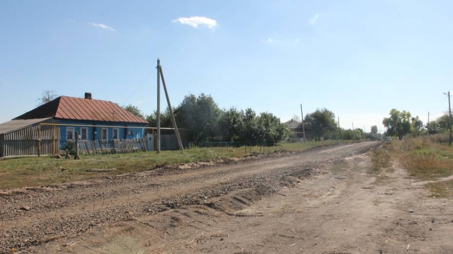 В бобровском селе на ремонт дороги потратили 2 млн рублей