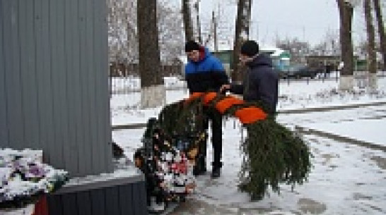 В селе Яблочное Хохольского района на братской могиле школьники рассыпали горсть сибирской земли